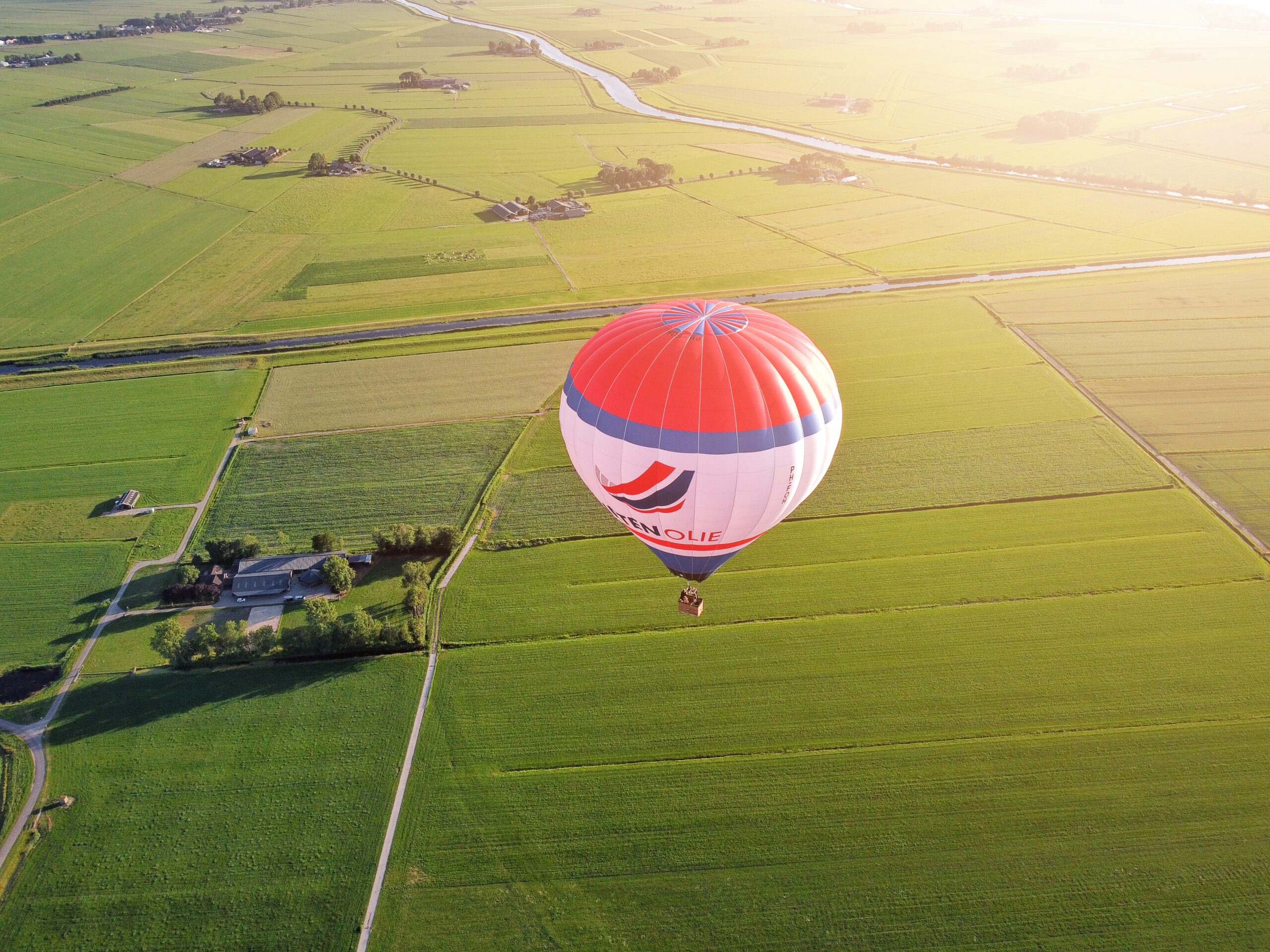 Luchtfoto van een luchtballon boven Nederland, gemaakt door DutchDroneBird