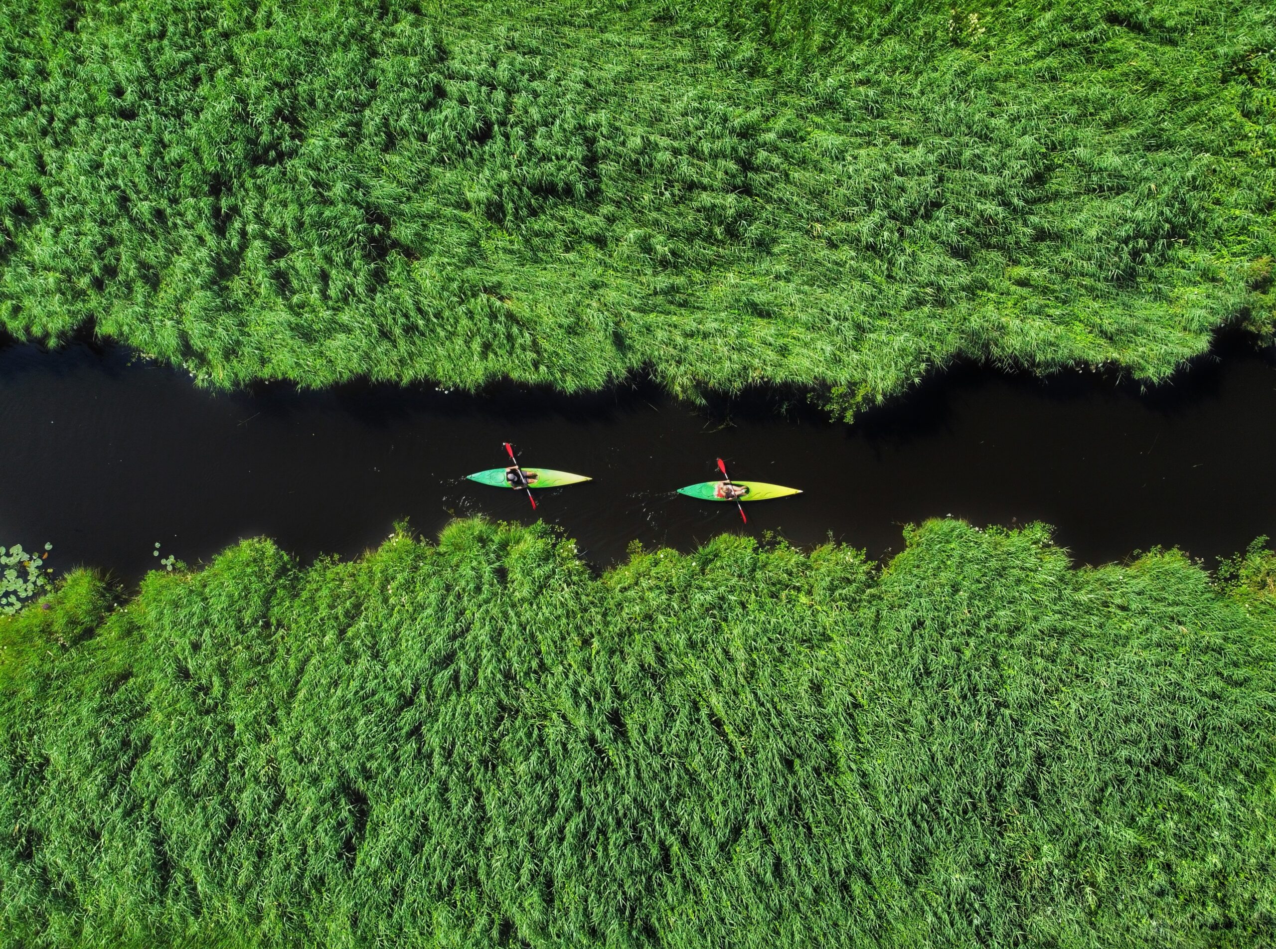 Luchtfoto van kano's op de Beltschutsloot in de avondzon, gemaakt door DutchDroneBird