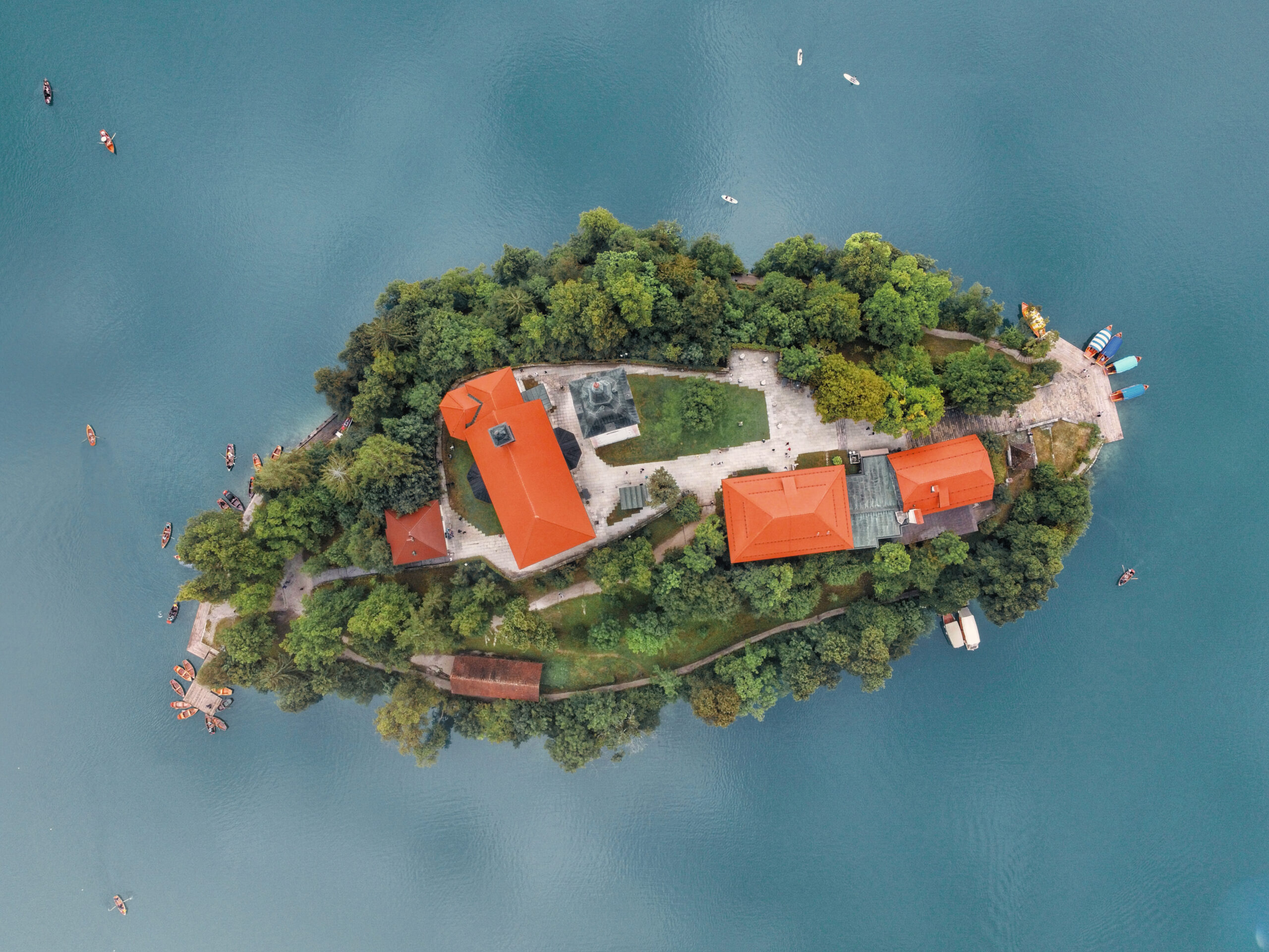 Luchtfoto van Lake Bled van bovenaf, gemaakt door DutchDroneBird