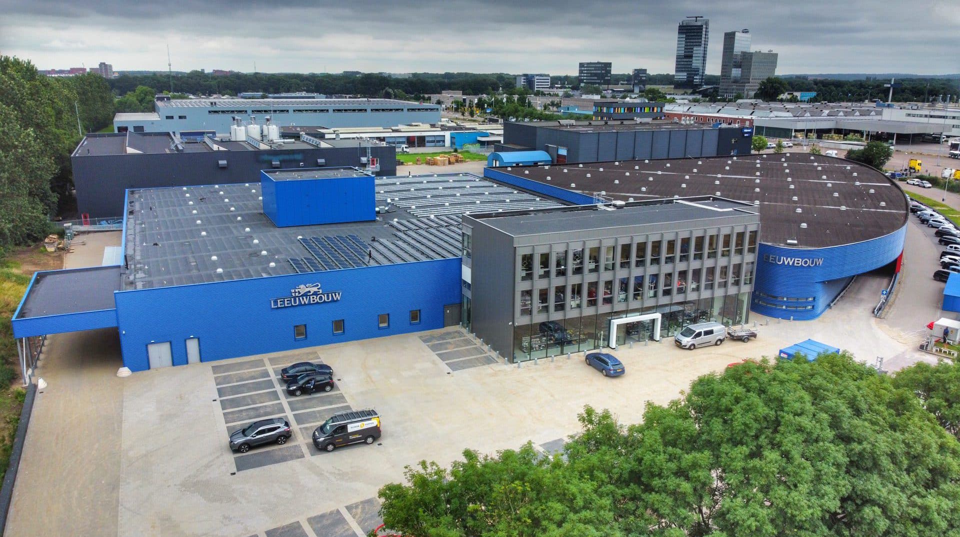 Luchtfoto van bedrijfspand Leeuwbouw in Zwolle, gemaakt door DutchDroneBird