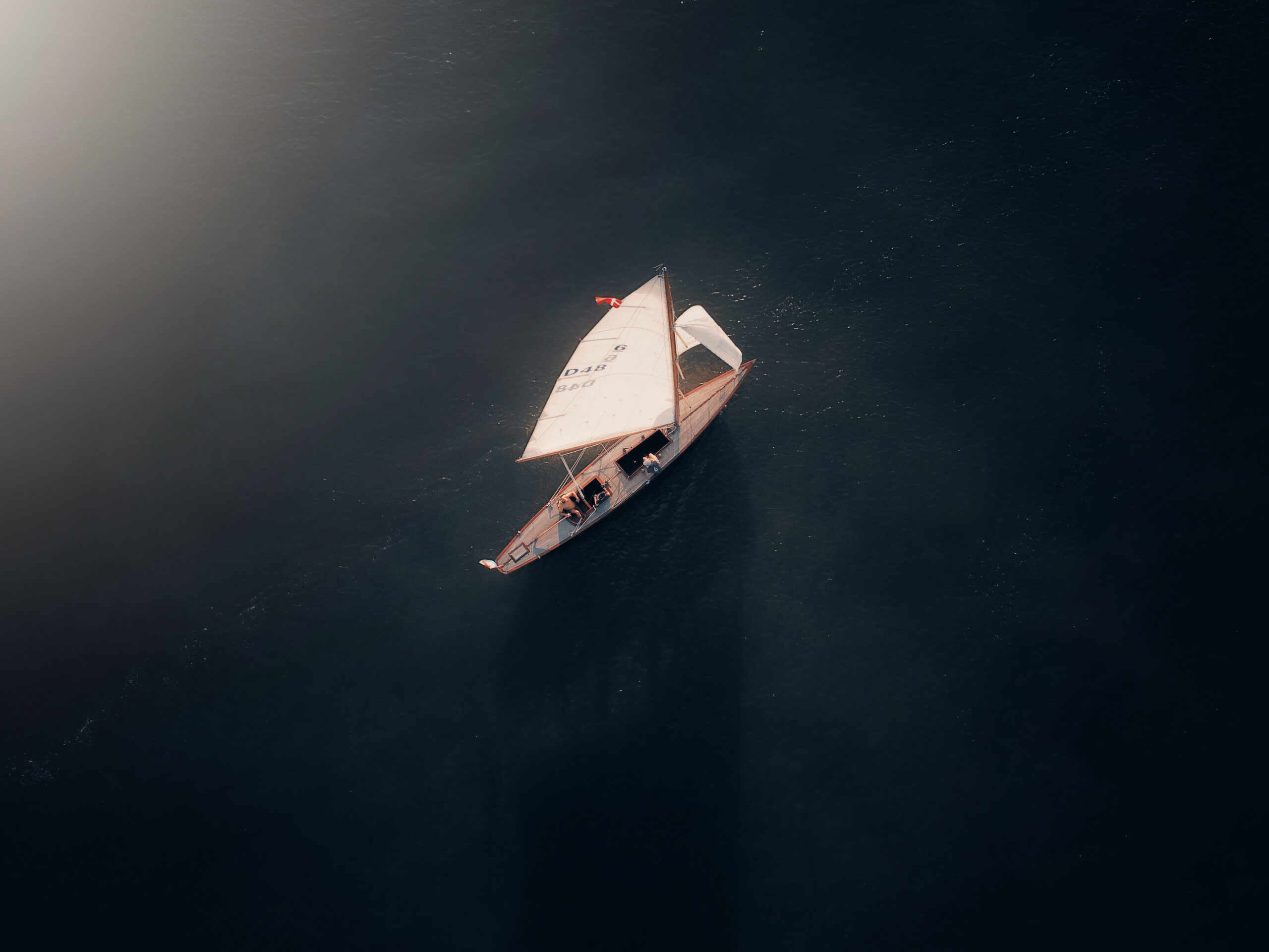 Luchtfoto van een zeilboot bij Kampen, gemaakt door DutchDroneBird