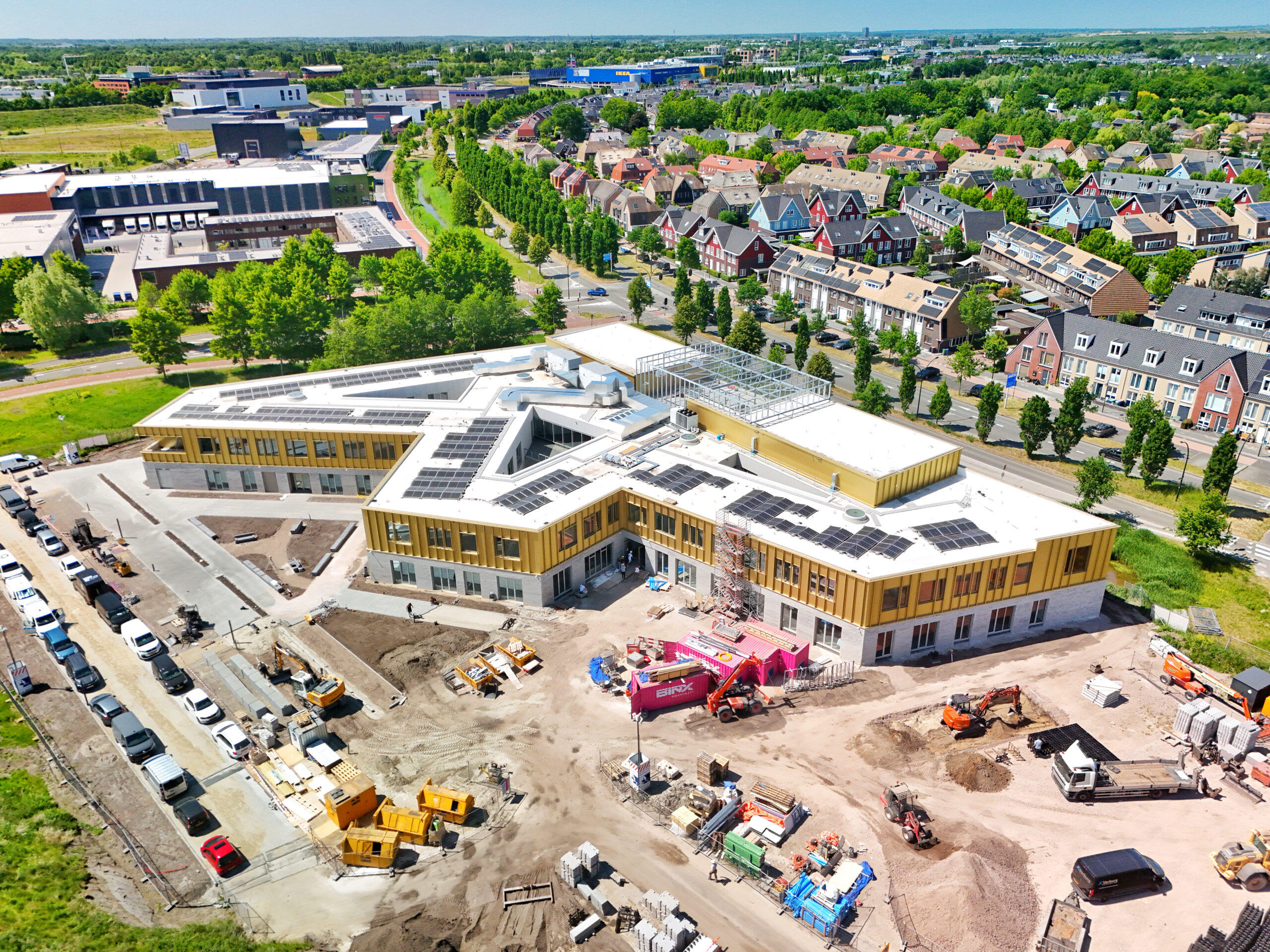 Luchtfoto van Axia College in Amersfoort, gemaakt door DutchDroneBird