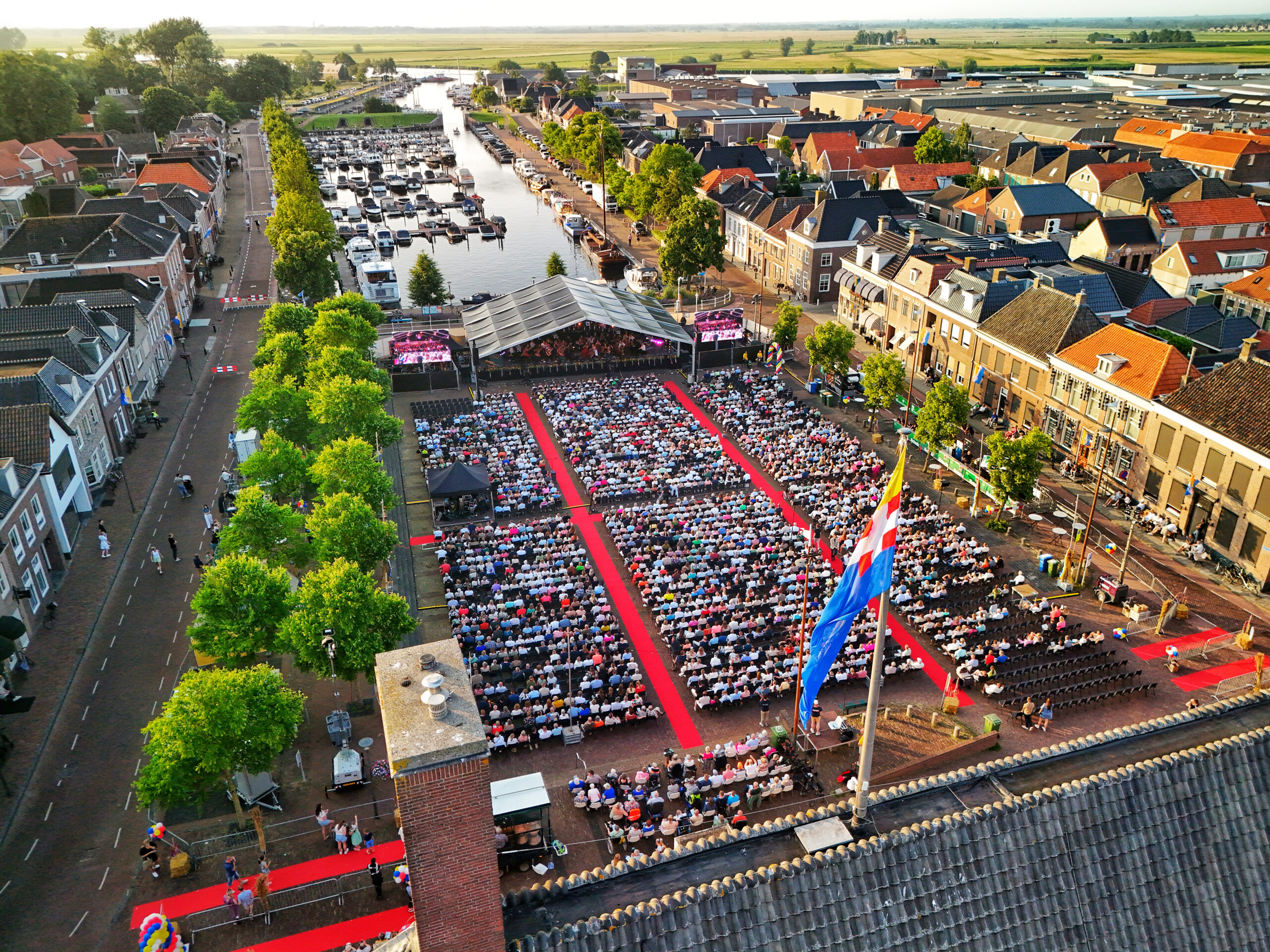 Luchtfoto van het jubileumconcert 750 jaar Genemuiden, gemaakt door DutchDroneBird