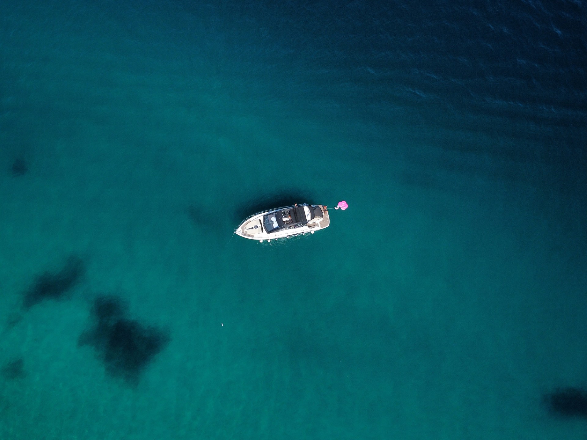 Luchtfoto van een boot op turquoise water, gemaakt door DutchDroneBird